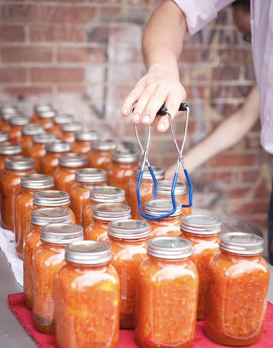 Меган, похоже, держалась за изогнутый конец подъёмника, специально предназначенный для подъёма банок, а не за чёрные резиновые ручки. Изображение из архива, демонстрирующее правильное использование подъёмника.