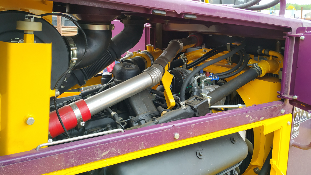 Моторный отсек бульдозера ЧЕТРА Т11