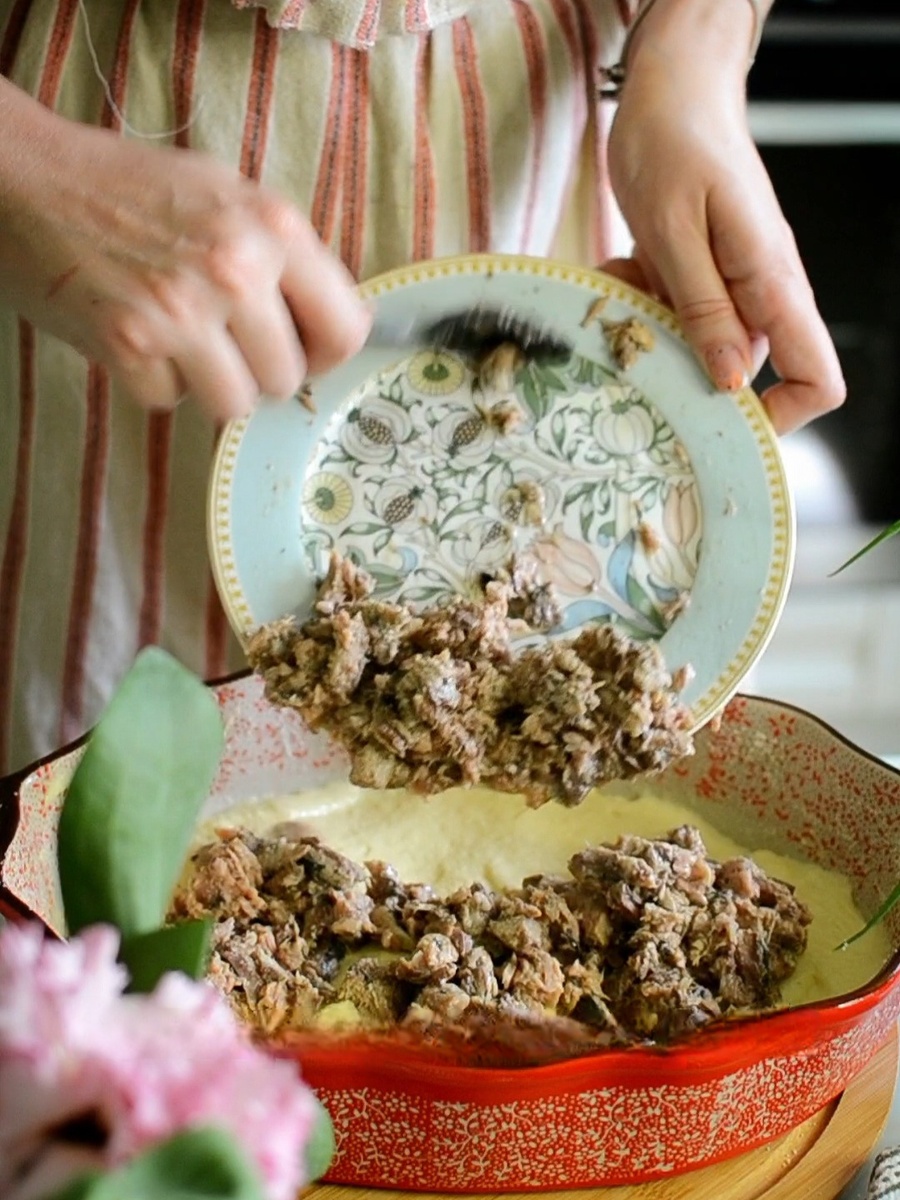 Консервированная рыба отлично подходит для начинки пирога