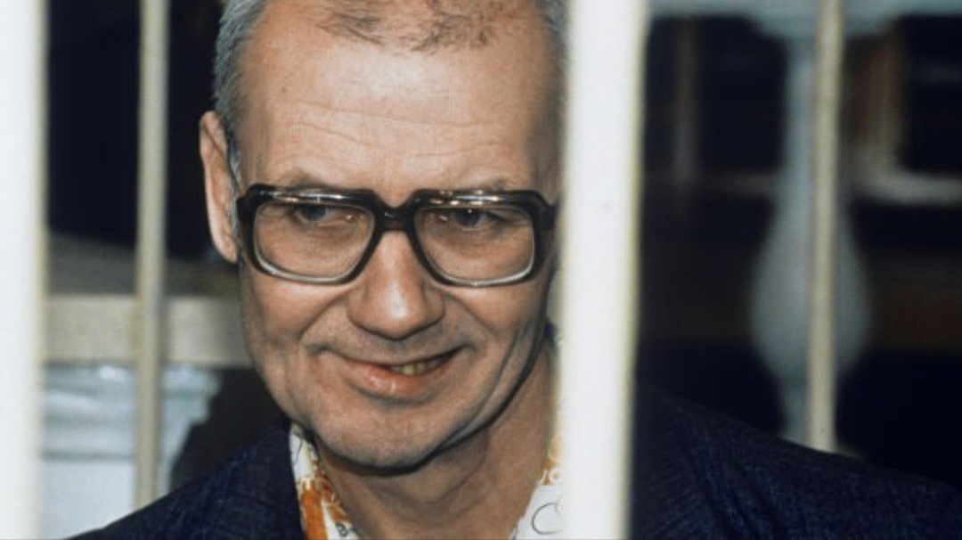 Андрей Романович Чикатило — один из наиболее известных серийных убийц в истории России. Его мотивация и причины начала преступной деятельности являются предметом исследований криминологов и психологов. Вот основные версии и факторы, которые могут объяснить, почему он начал убивать:

1. **Психологические причины**: Чикатило страдал от сложных психологических проблем, включая избыток агрессии, чувством неудовлетворенности, а также, по некоторым версиям, нарушениями в личности, которые могли способствовать его насильственным наклонностям.

2. **Личностные факторы и травмы**: В детстве он пережил тяжелые события, в том числе смерть матери, что могло повлиять на его развитие и эмоциональное состояние.

3. **Социальные условия**: В советское время существовали ограничения и давление, которые могли способствовать формированию у него отрицательных личностных черт. Также, недостаток внимания или понимания со стороны окружающих мог усугубить его внутренние конфликты.

4. **Психопатология**: Некоторые эксперты считают, что у Чикатило могли быть психические отклонения или расстройства, которые снижали его контроль над импульсами.

5. **Потребность во власти и контроле**: Его преступления часто сопровождались садистскими элементами, что указывает на стремление к доминированию и ощущению власти над жертвами.

6. **Отсутствие должной профилактики**: В советской системе не было эффективных методов раннего выявления и лечения психических заболеваний или аномальных наклонностей.

**Общий вывод**: причина начала убийств у Чикатило — сложное сочетание психологических, личностных и социальных факторов. Точные обстоятельства его начала преступной деятельности определить сложно, и они до конца не ясны даже специалистам.