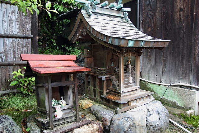 Такие сооружения при храмах синто, или просто в почитаемых местах, называются камидана.