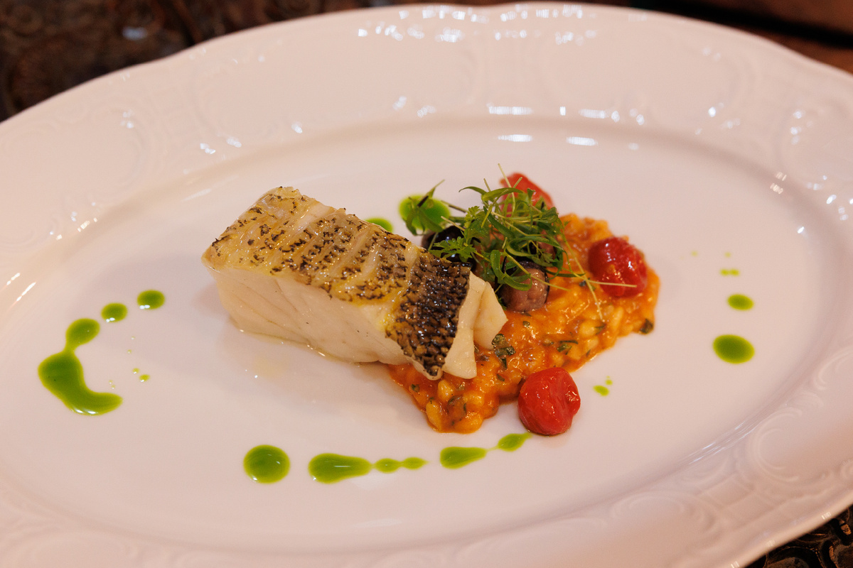 Судак по-московски с рисом с раковыми шейками, маслинами и анчоусами