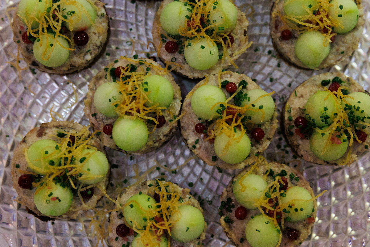 Форшмак из карпа с шампиньонами и артишоками на черном хлебе