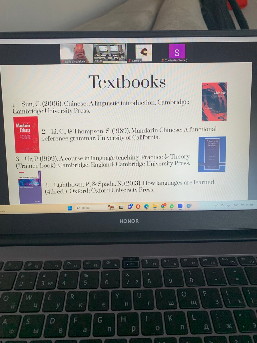 Это часть учебников, по которым мы занимались. Мы их читали, выполняли задания и писали небольшие эссе по прочитанному.