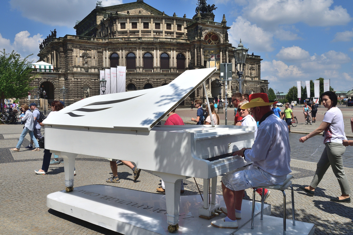   Пианист на Театральной площади в Дрездене. Фотография: Соловьев В.Ю.