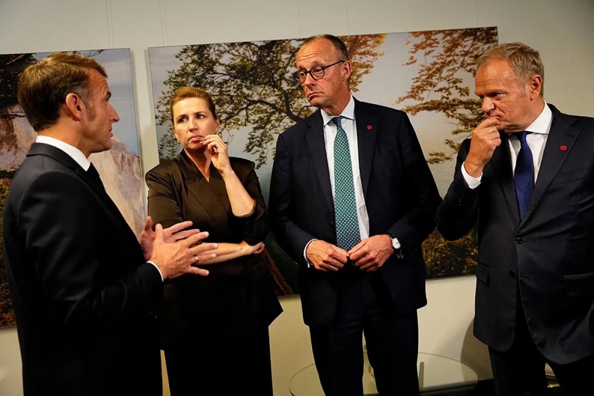    Премьер-министр Дании Метте Фредериксен, канцлер Германии Фридрих Мерц, президент Франции Эммануэль Макрон и премьер-министр Польши Дональд Туск беседуют в день саммита Европейского политического сообщества в Копенгагене.