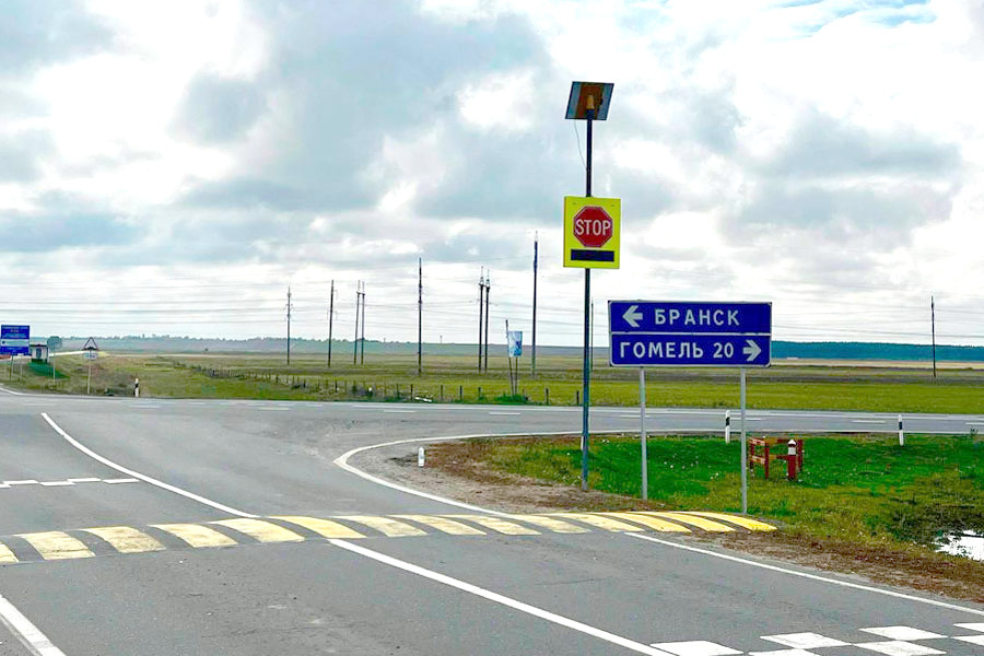 После заката эта люминесцентная разметка может гореть до 10 часов, показывая водителям, где располагаются пешеходные переходы или опасные повороты.📷    Фото: "Госавтоинспекция Гомельщины" / Telegram
О необходимости остановиться предупреждает и информационное табло: на нем появляется надпись "Внимание. Остановись. Уступи дорогу". Маячок погаснет, как только на главной дороге будет "чисто".Кстати, новый знак не только умный, но и экологичный, ведь работает устройство от солнечных панелей.Светящаяся разметка
Ранее Tochka.by рассказала о необычной разметке на дороге Р-31 Бобруйск – Мозырь – граница Украины, где в рамках эксперимента нанесли разметку, которая светится в темноте.Днем разметка "заряжается" от солнца или фар, а ночью излучает мягкое зеленоватое свечение, делая дорогу видимой без дополнительного источника.