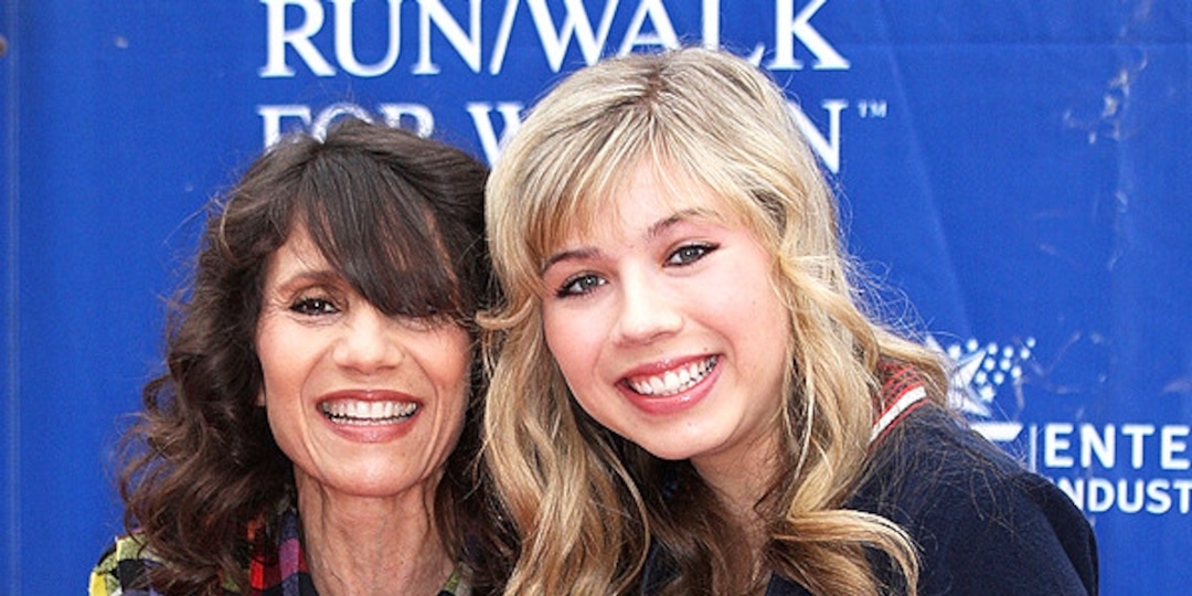 Дженнет МакКарди с матерью