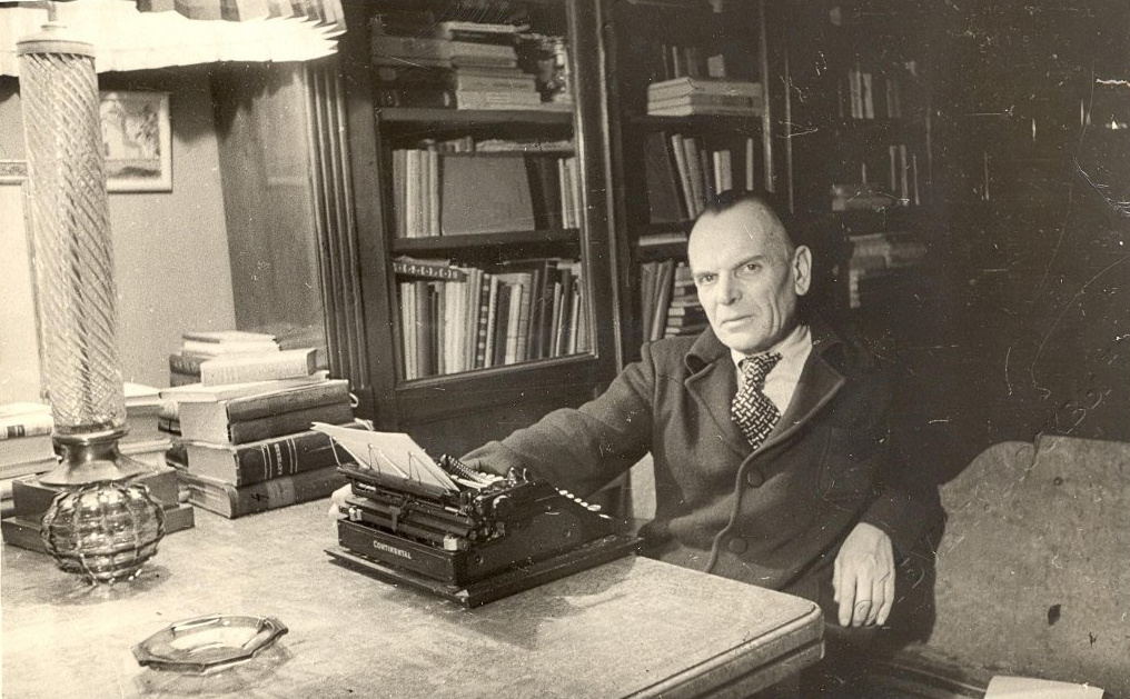 Константин Георгиевич Паустовский (1892 – 1968). В кабинете квартиры в «Доме писателей». 