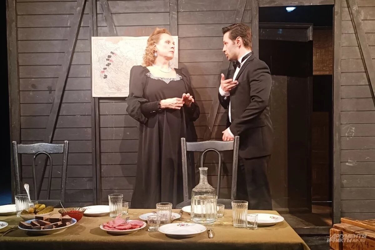    Дина Корзун появляется во втором акте спектакля.