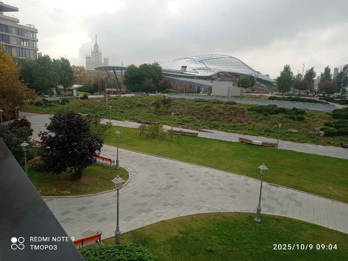 Вид на парк с улицы Варварка