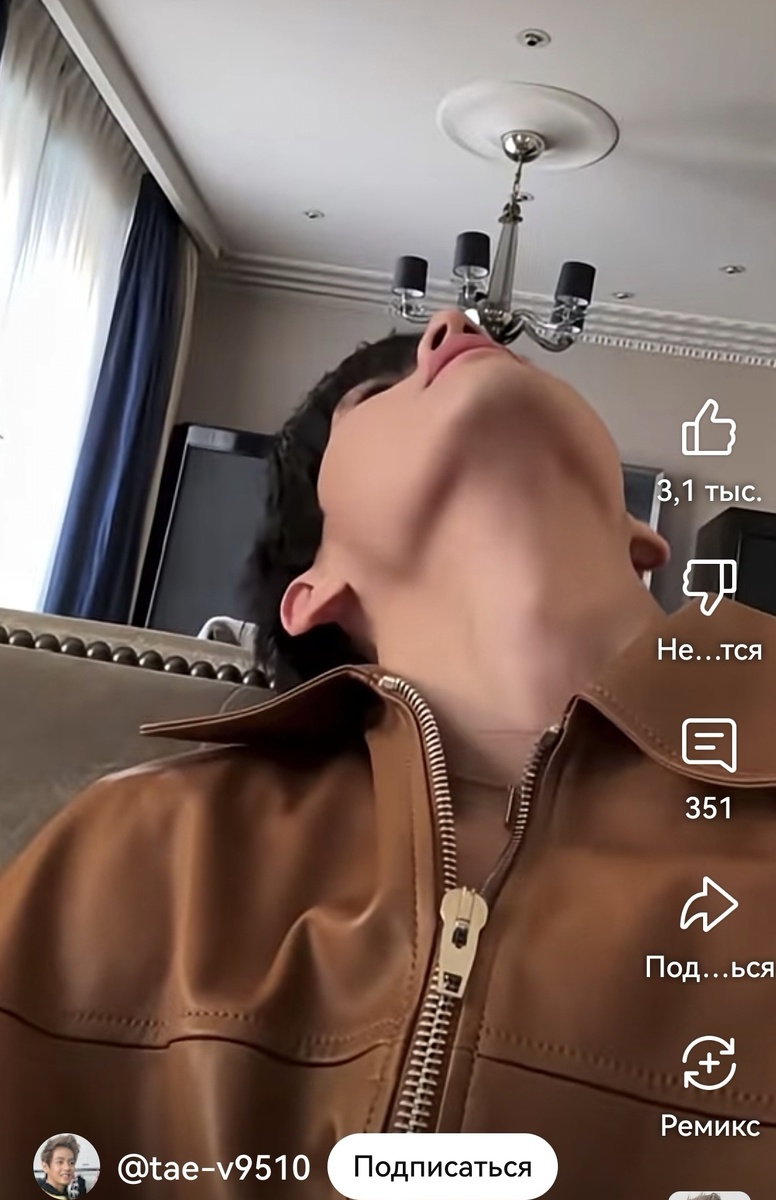 Красивый сонный Ким Тэхён из BTS. 