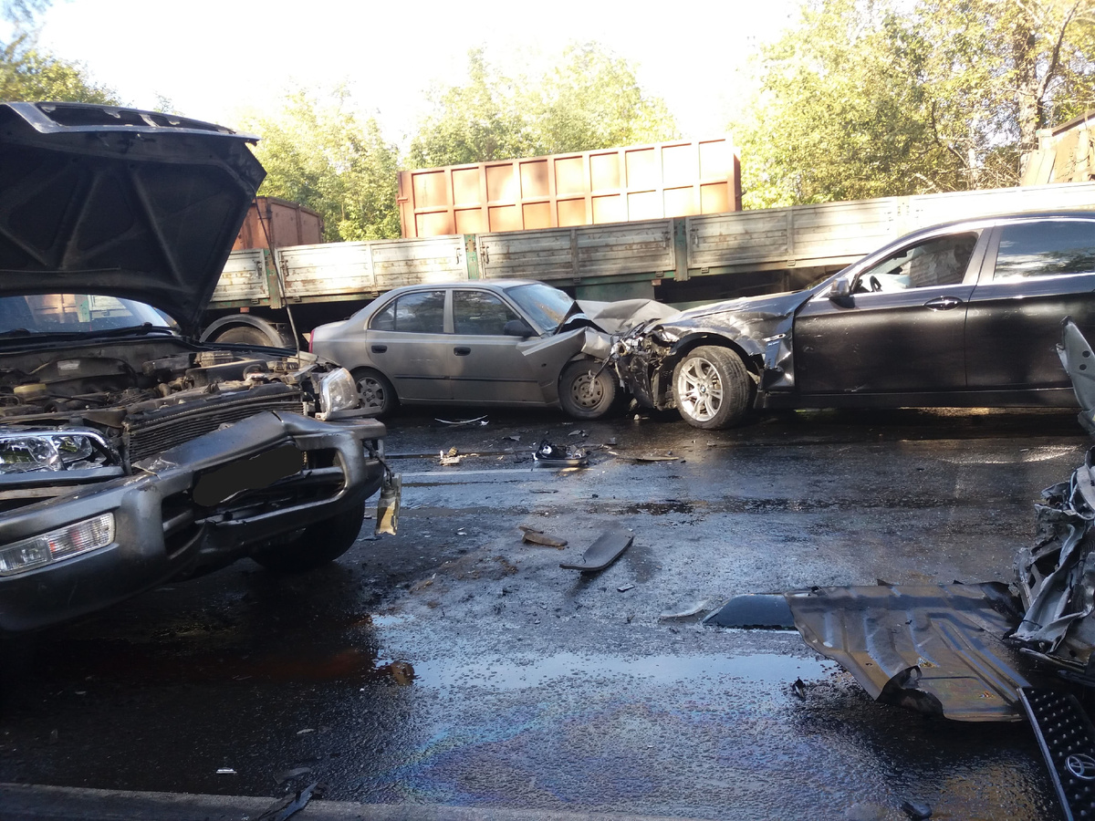 Дорожно-транспортное происшествие (ДТП) - событие, возникшее в процессе движения по дороге транспортного средства и с его участием, при котором погибли или ранены люди, повреждены транспортные средства, сооружения, грузы либо причинен иной материальный ущерб