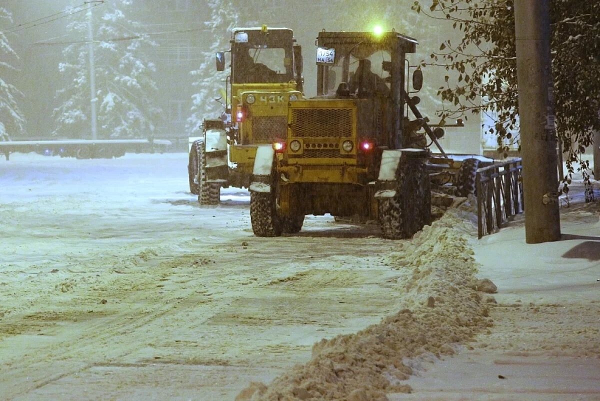    Дорожные службы НСО перешли на усиленный режим работы в связи со снегопадом