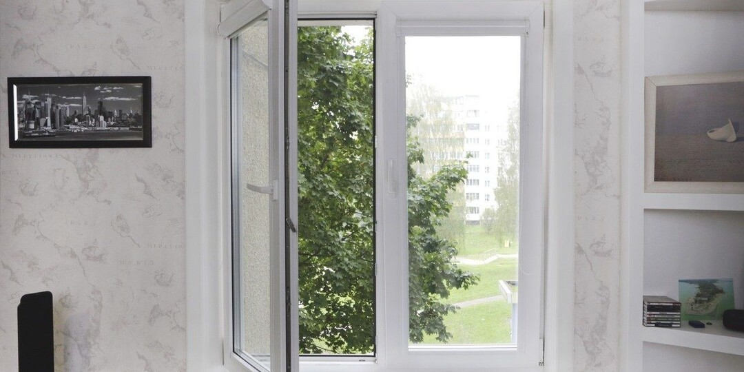 Окна для детской: безопасность, блокираторы, ударопрочное стекло