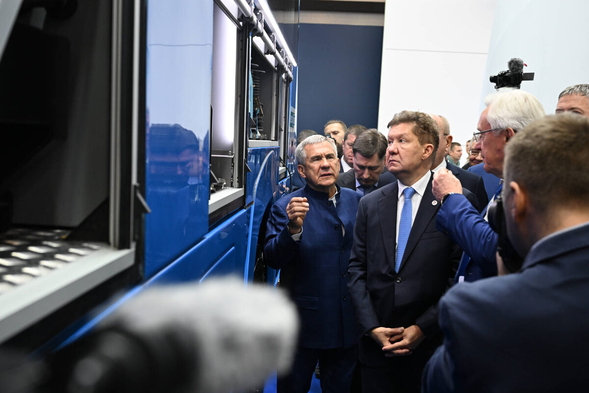 Рустам Минниханов и Алексей Миллер сегодня осмотрели стенды татарстанских предприятий на Петербургском международном газовом форумеФото: rais.tatarstan.ru