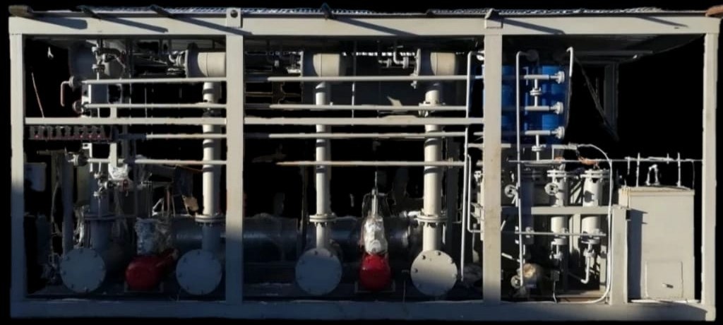 Экспериментальная установка переработки мазута, в нижней части фотографии виден проточный реактор крекинг-коксования первого поколения.