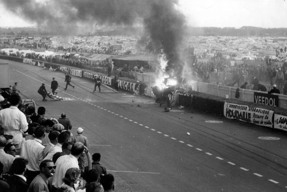    Столкновение Mercedes 300SLR под управлением Пьера Левега / Фото: Fox Photos/Getty Images