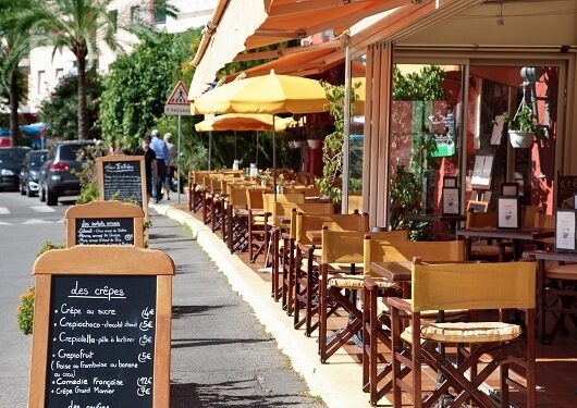    уличное кафе // фото: freepik.com