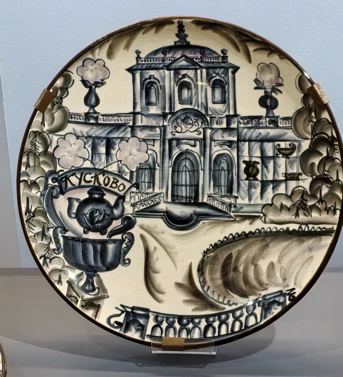 Декоративное блюдо "Кусково" из серии "Подмосковье". 1970 г. Фаянс, подглазурная роспись.