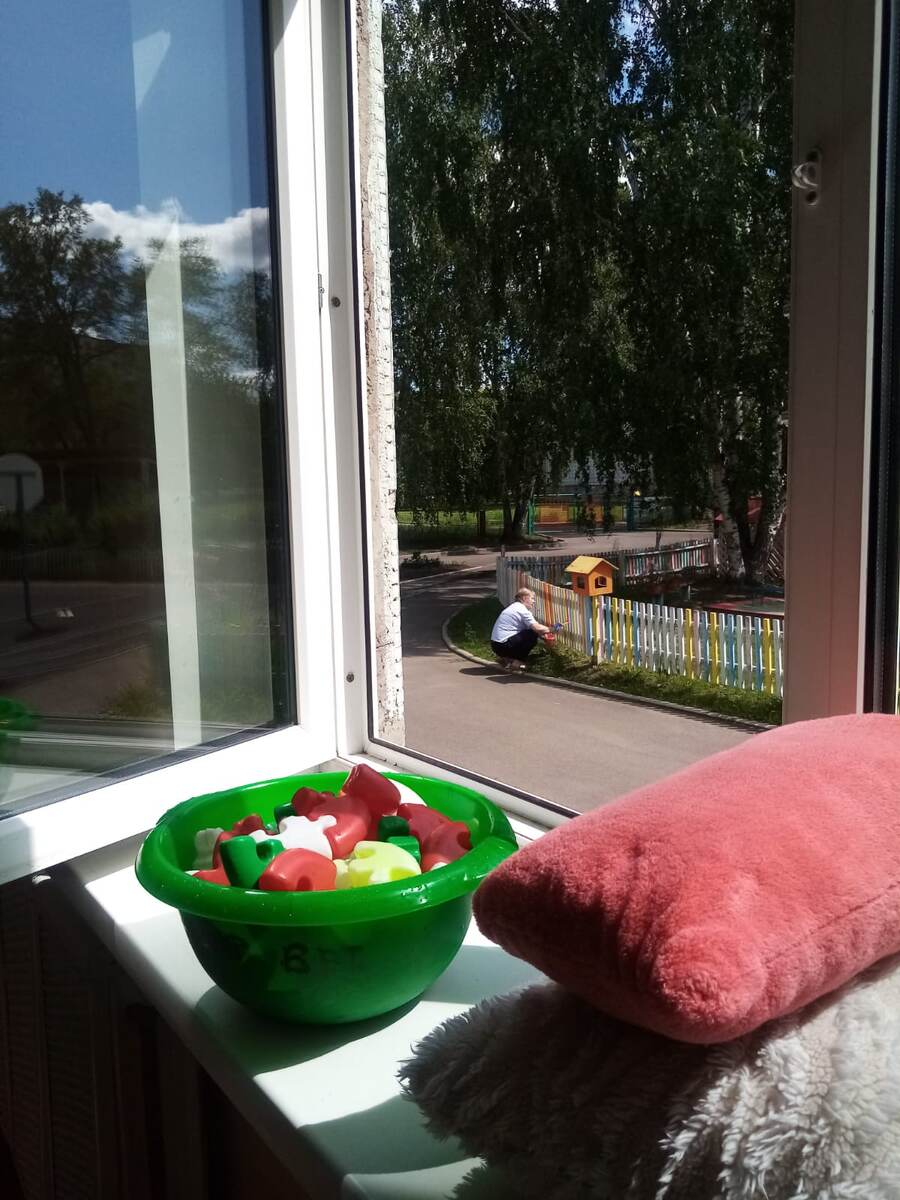 Красить пришлось в несколько слоёв, поэтому долго