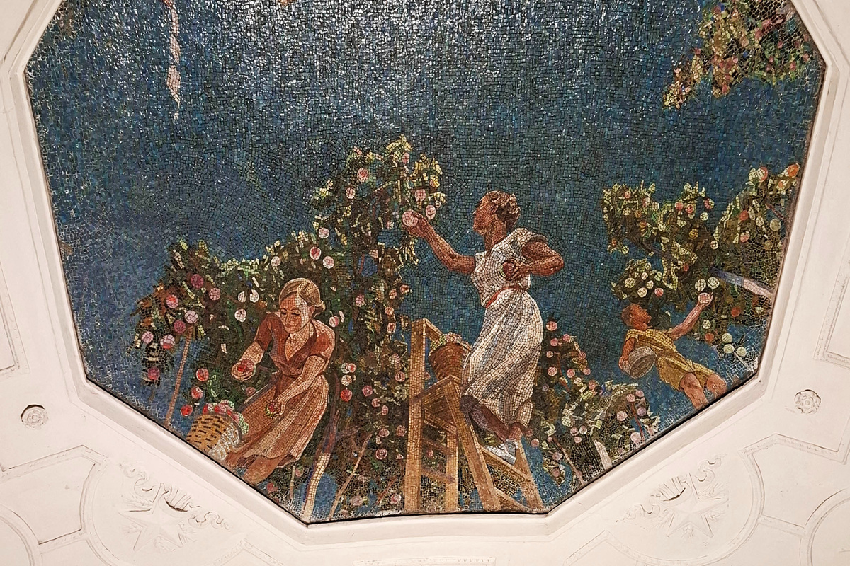 Сбор яблок - Александр Дейнека. Фрагмент мозаичного панно на станции метро «Новокузнецкая» в Москве. Фото автора. 