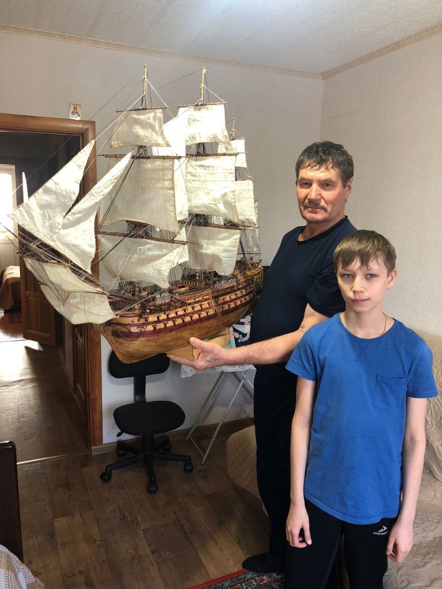Анатолий Яковлев с внуком Артёмом и макетом корабля.
