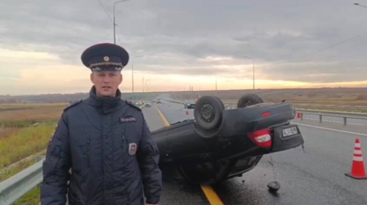    Машина отлетела в отбойник и перевернулась