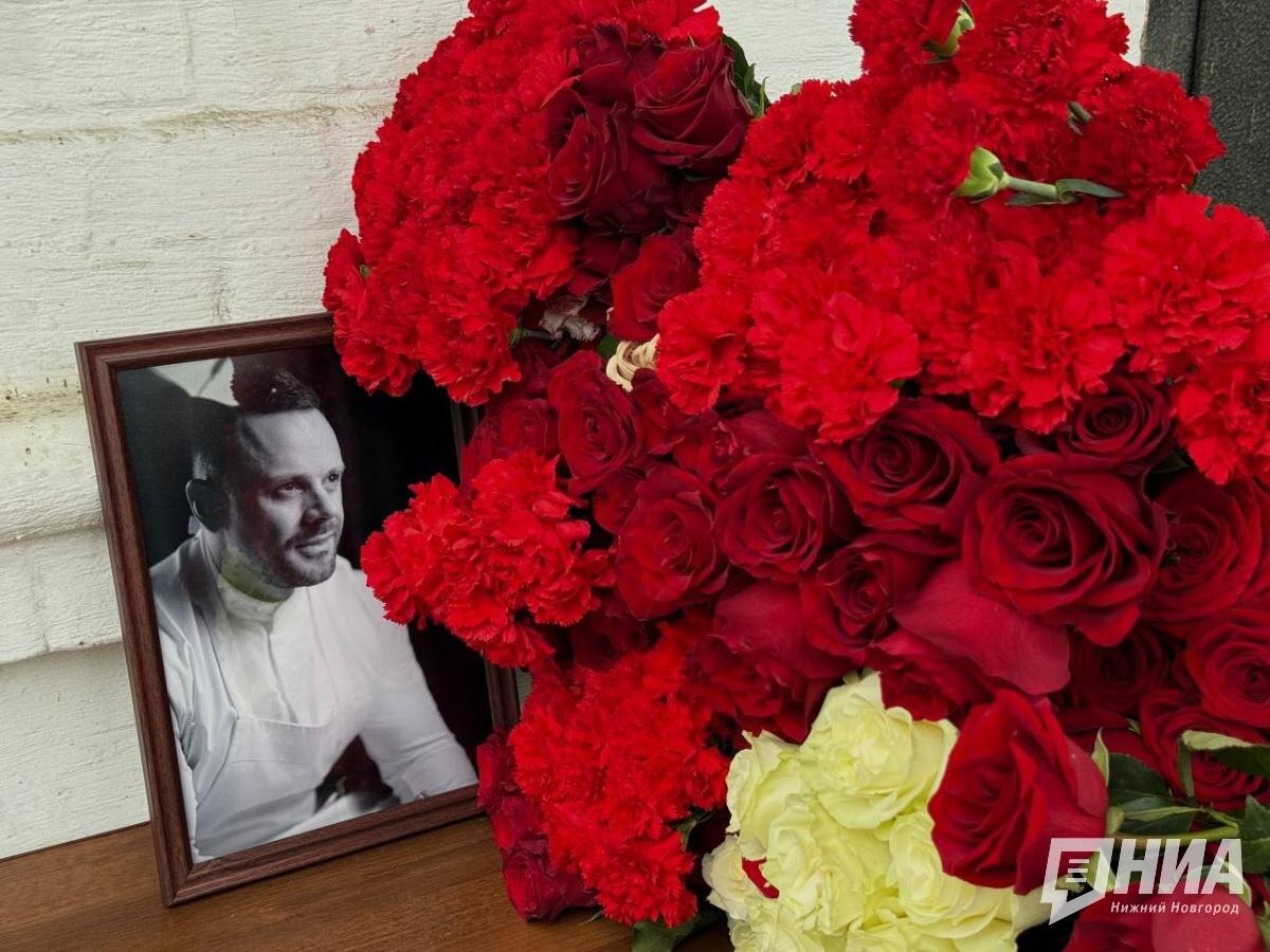    Родственники и друзья усопшего принесли траурные букеты и венки