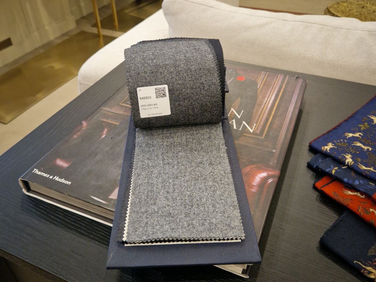 Образцы средне-серой фланели из каталогов Holland&Sherry, Drapers и Caccioppoli