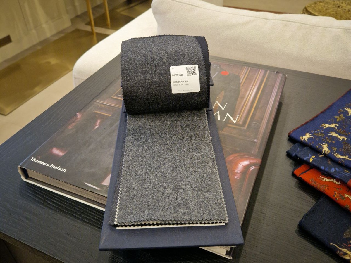 Образцы средне-серой фланели из каталогов Holland&Sherry, Drapers и Caccioppoli