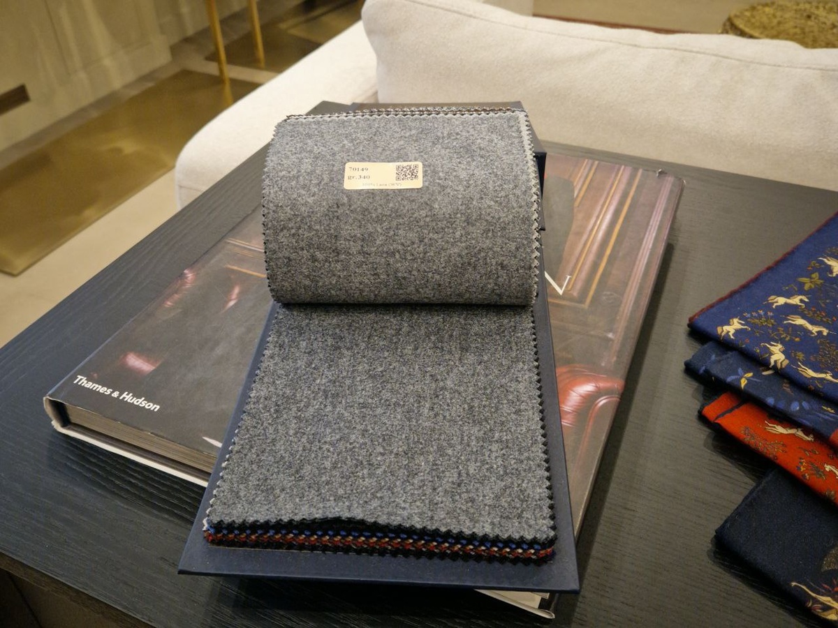 Образцы средне-серой фланели из каталогов Holland&Sherry, Drapers и Caccioppoli