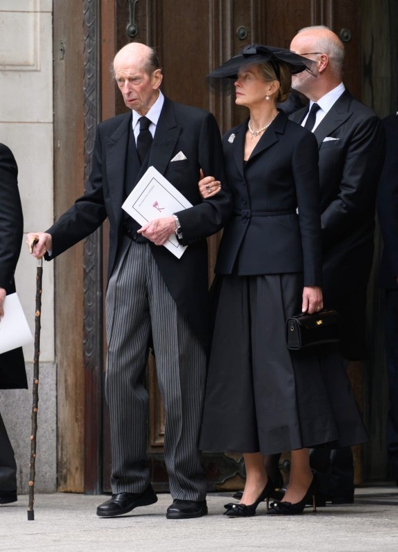 Принц Эдвард, герцог Кентский с дочерью на похоронах жены в сентябре этого года. Фото Getty Images