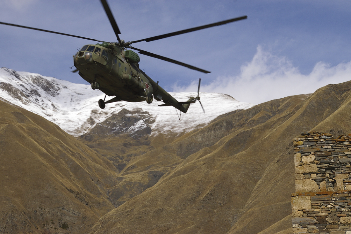 Посадка вертолёта МИ-8 в горах. Чечня