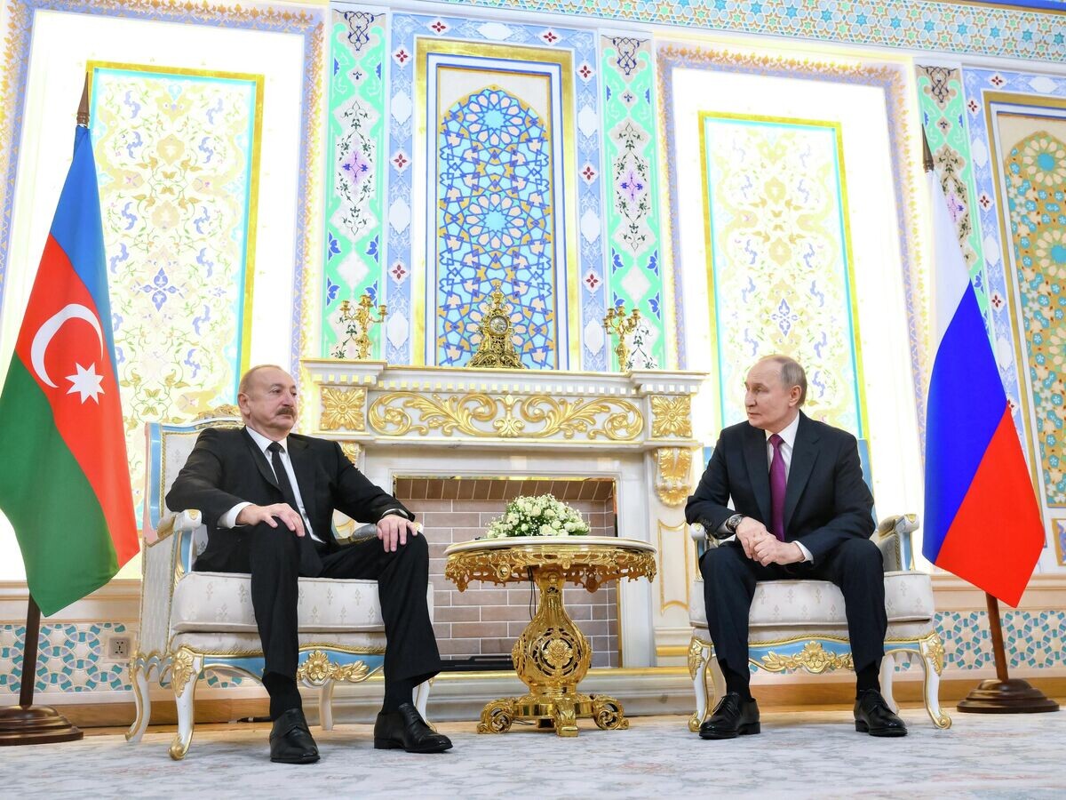    Президент РФ Владимир Путин и президент Азербайджана Ильхам Алиев во время встречи в Правительственной резиденции в Душанбе© РИА Новости / Григорий Сысоев