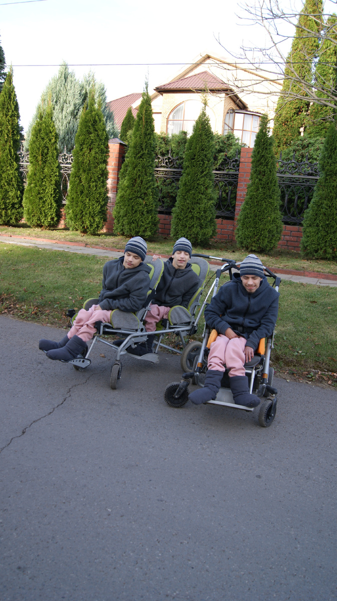 Я думала , что на меня набросятся читатели за розовые штаны у мальчишек. Но ни одного комментария про это. Ко всему уже приучила современная мода. :))) кстати волк в " ну погоди" часто в розовой одежде. И никто его за девочку не принимает 