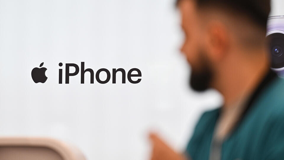     MacRumors: Apple начала разработку складного iPhone из титана и алюминия РИА Новости/Илья Питалев
