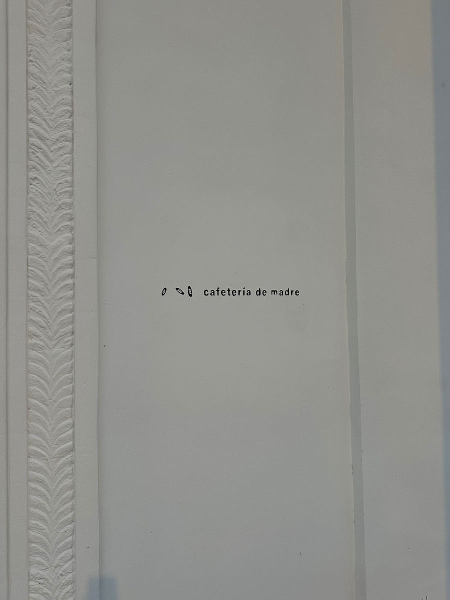 Вход в кафе с незаметной надписью