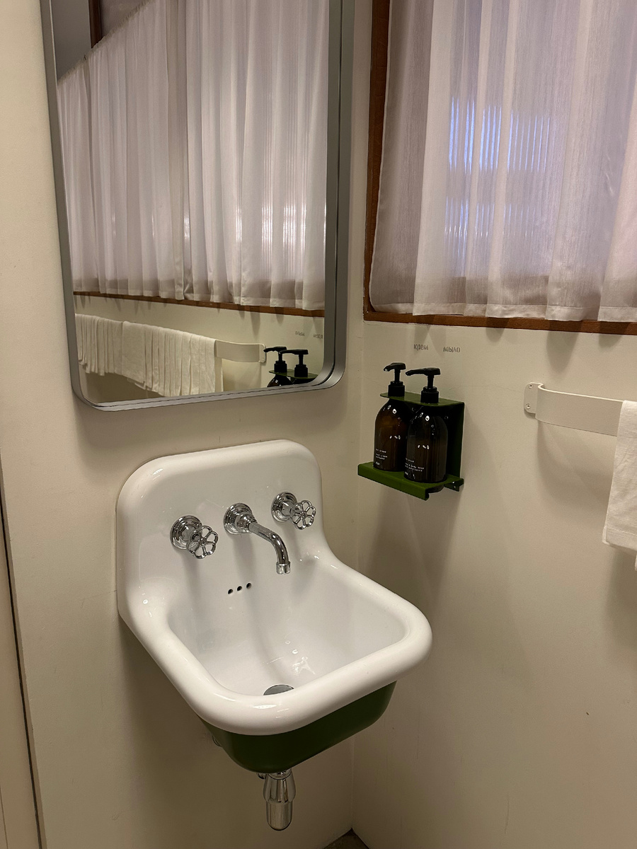 В уборной стоят мыло и крем для рук с ароматом свежего хлеба