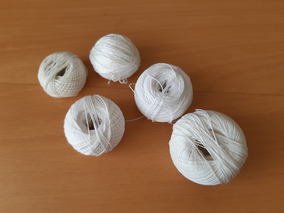 Разных цветов х/б мотки