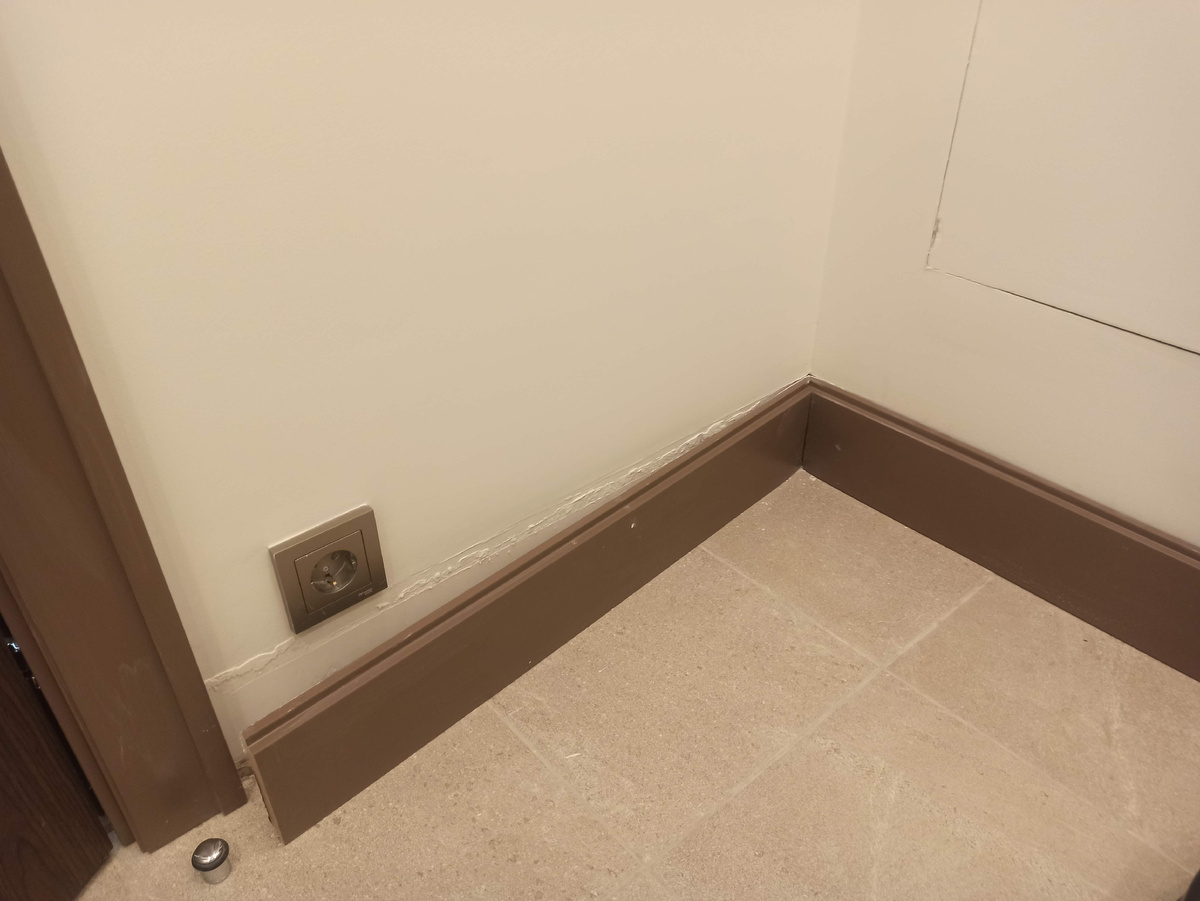 Вот к примеру отошел плинтус, а за ним...