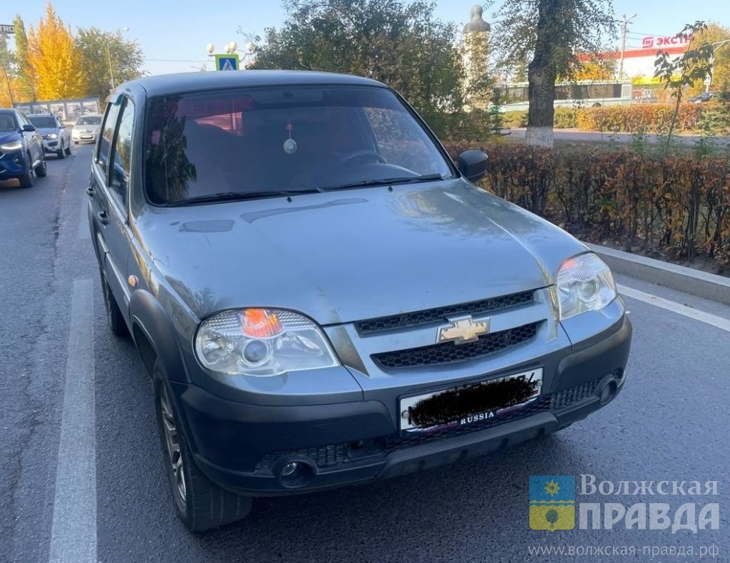     Двоих одним ударом: в Волжском 75-летний дед чуть не убил на зебре девочек 16 и 17 лет
