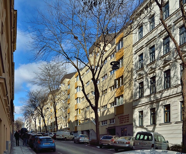 Так улица Флахгассе выглядит сегодня
https://commons.wikimedia.org/wiki/File:Franz-Graczoll-Hof_01.jpg 
