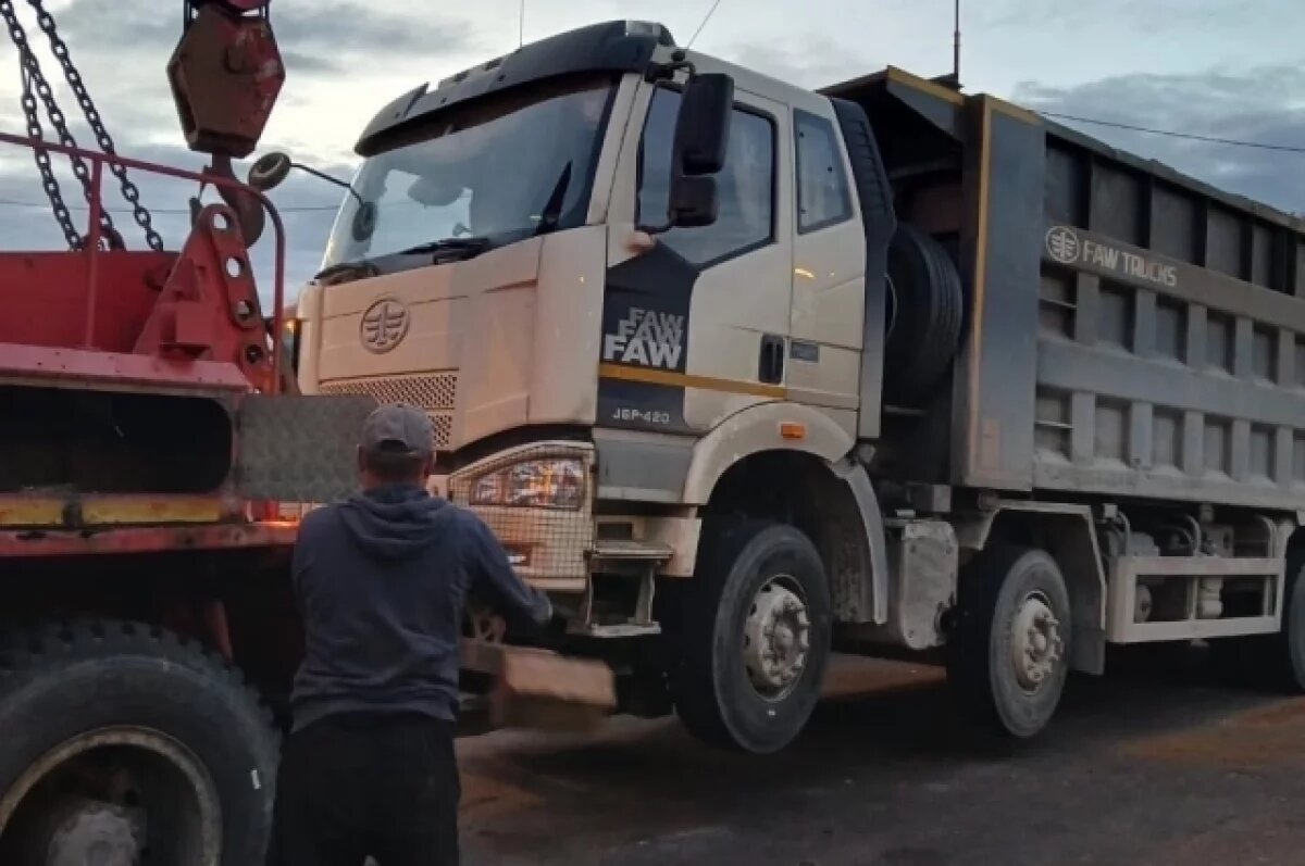    В Ленобласти водитель бросил самосвал с документами и скрылся