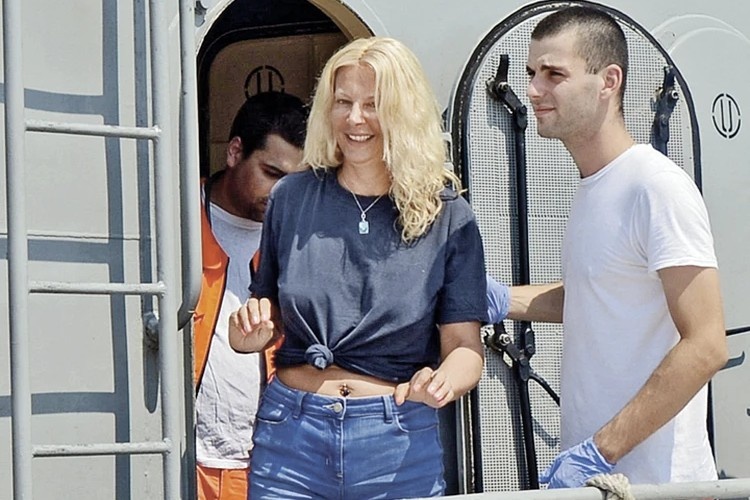 Спасенная Кей на катере береговой охраны. Фото: STR/AFP/EAST NEWS