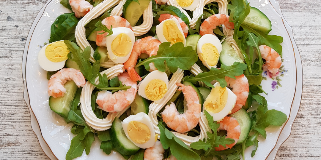 Салат с креветками, огурцами и перепелиными яйцами