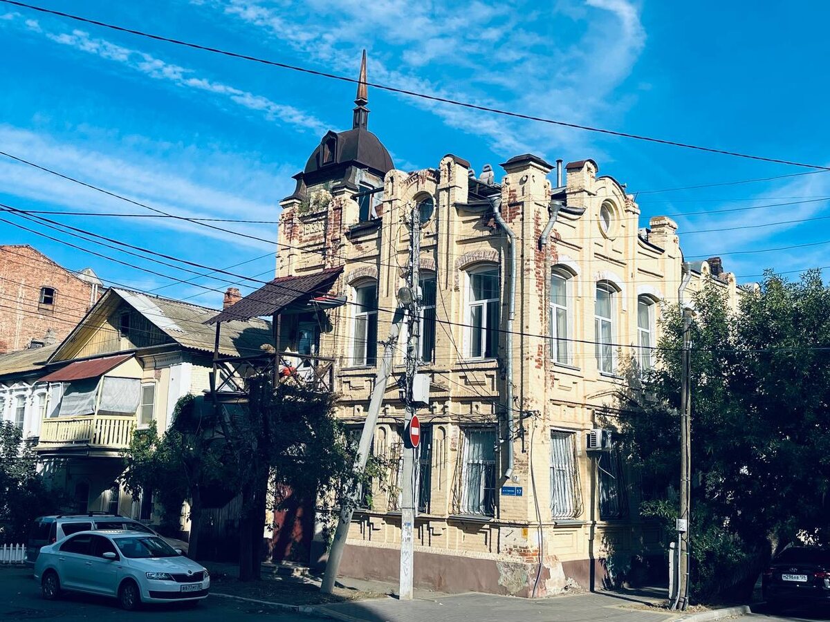 Общий план: справа — парад, слева — быт. Такая вот семейная экономика Сторожевых: бизнес к дому, дом к бизнесу.