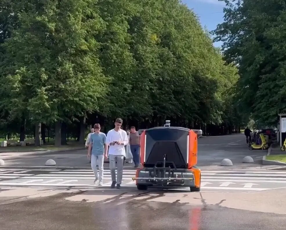    Робот-уборщик Пиксель. Фото: стоп-кадр видео из телеграм-канала вице-губернатора Евгения Разумишкина
