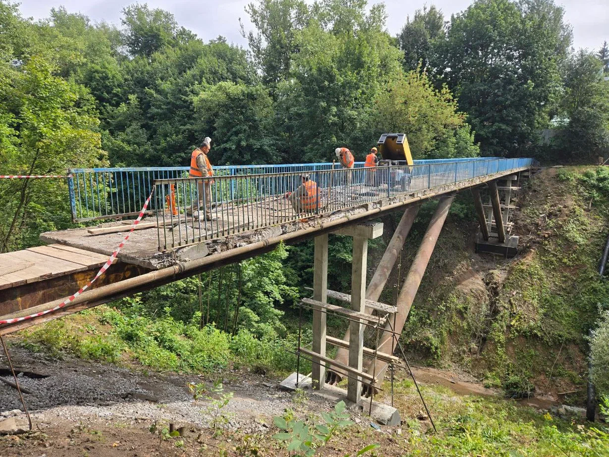 Процесс ремонтных работ моста 