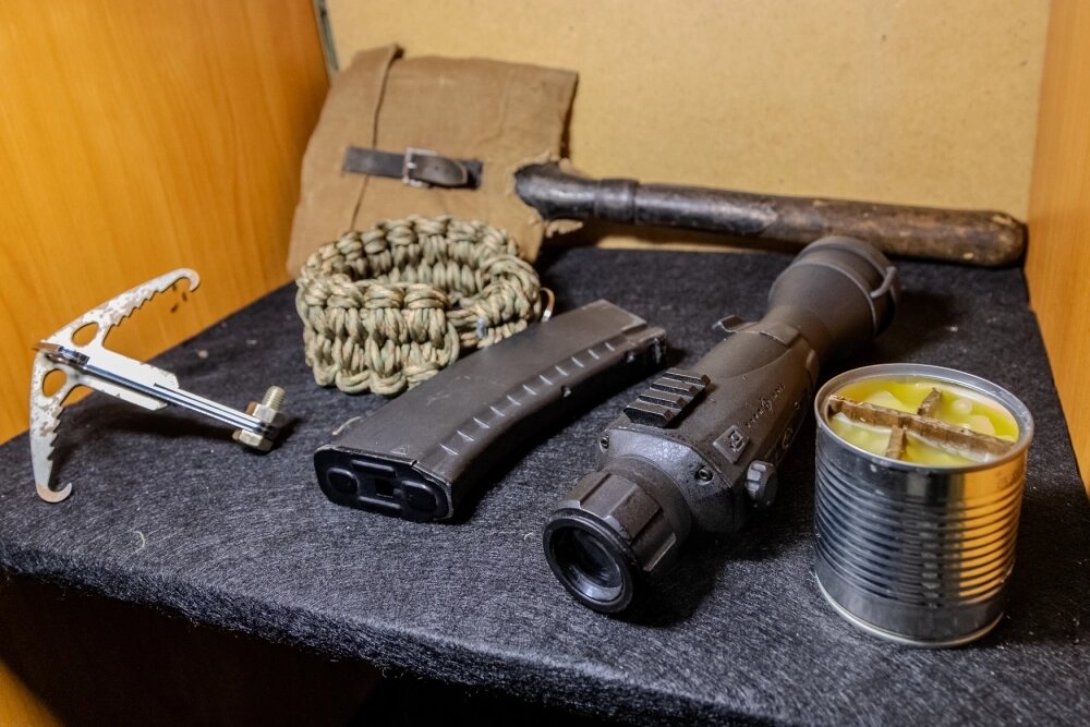    Кошки, которыми можно подцепить заминированный предмет, и верёвки, что выдерживают до 140 килограммов, очень нужны на линии соприкосновения. Фото: «АиФ-Урал»/ Иван Авдеев